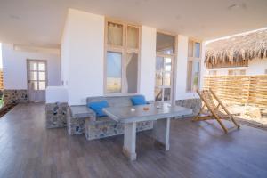 - un salon avec un banc et une table dans l'établissement Casa Azul Departamentos frente al mar, à Máncora