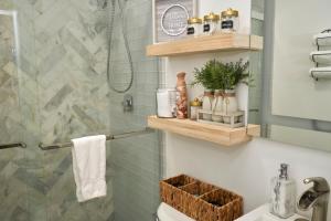 e bagno con doccia, servizi igienici e lavandino. di Atl Layover #2 - So Fresh And So Clean ad Atlanta