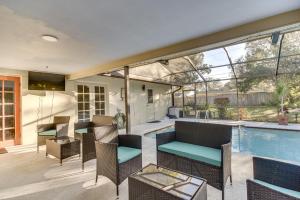 un patio avec des chaises et une piscine dans l'établissement Clearwater Oasis with Pool Less Than 10 Mi to Sunny Beaches, à Clearwater