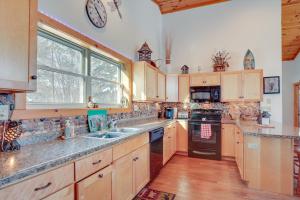 Gallery image of Lakefront Tomahawk Getaway with Deck and 2 Fireplaces! in Tomahawk