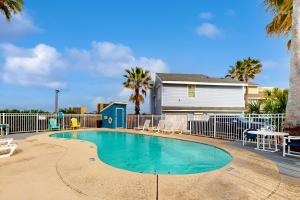 ポート・アランサスにあるSea La Vieの椅子とフェンスのあるプール