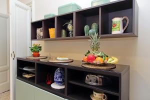 una mensola piena di frutta e verdura in una stanza di CASA GIULIANA - 3BR 2BATH, 2nd floor of historic mansion with lift and doorman, comfortable, chic, family friendly, 600 meters from Vatican & Ottaviano metro, quietest area of P R A T I wealthy, secure, accessible district - Warm guest care in 4 languages a Roma