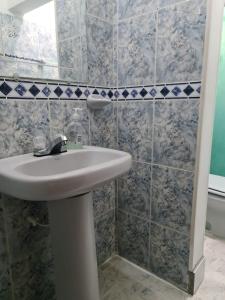 Hostal Casa Yare في Rodadero: حمام مع حوض ومرآة