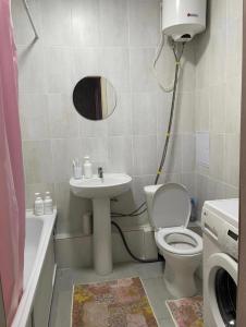 Ένα μπάνιο στο Комфортабельные - Уютные квартиры в Костанай (Береке)