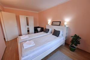 Krevet ili kreveti u jedinici u okviru objekta Dulcineea Apt- free parking-family friendly +32 fotografije