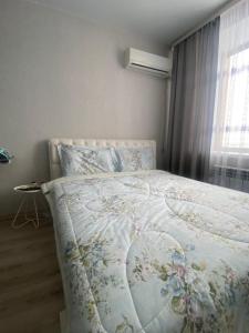 Ένα ή περισσότερα κρεβάτια σε δωμάτιο στο Комфортабельные - Уютные квартиры в Костанай (Береке)