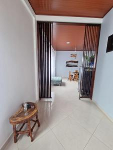 um corredor com uma mesa e uma sala de estar em Hotel la casona de Wiky em Guaduas