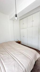 a white bedroom with a large bed in a room at Temporarios Calle Formosa in Resistencia