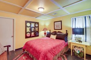 um quarto com uma cama, uma mesa e uma janela em Spacious Cabin with Private Dock on White River! em Flippin