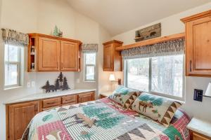 una camera con letto e bancone di Lakeside Cabin with Deck, 3 Mi to Mogollon Rim Trail a Show Low