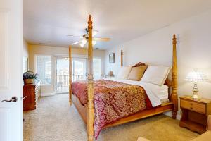 um quarto com uma cama de dossel e uma varanda em Cedar City Sanctuary em Cedar City