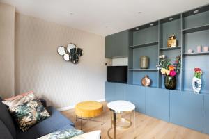 un soggiorno con divano blu e tavolo di Apartment Heart of Rotterdam a Rotterdam