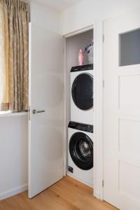 een wasruimte met 2 wasmachine en droger bij Apartment Heart of Rotterdam in Rotterdam