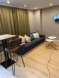 uma sala de estar com um sofá e uma mesa em Apartment Heart of Rotterdam em Roterdã