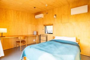 Shirahama Kousha - Vacation STAY 41977v في Hongō: غرفة نوم بسرير في غرفة خشبية