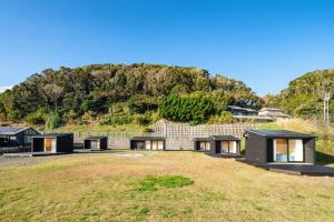 um grupo de casas modulares num campo de relva em Shirahama Kousha - Vacation STAY 41977v em Hongō