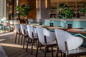 un restaurante con una larga mesa de madera y sillas en Radisson Blu Scandinavia Hotel, Copenhagen, en Copenhague