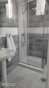 een badkamer met een douche en een wastafel bij Casa Mejías, excelente localización, cerca de los principales puntos turísticos de Antequera in Antequera