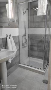 a bathroom with a shower and a sink at Casa Mejías, excelente localización, cerca de los principales puntos turísticos de Antequera in Antequera +38 photos