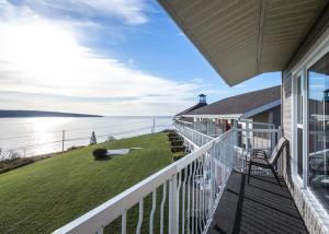 a balcony with a view of the water at Hôtel le Mirage in Perce