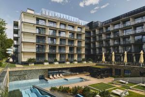 ein Hotel mit einem Pool und einem Gebäude in der Unterkunft Radisson Resort Kołobrzeg in Kołobrzeg