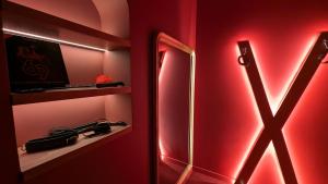 une chambre rouge avec un miroir et un mur rouge dans l'établissement Mountain Love, à Saint-Claude