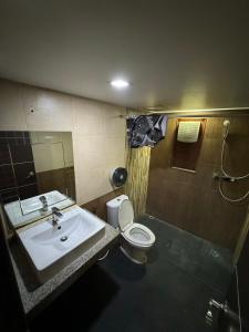 Ένα μπάνιο στο MrMac's Place +78 φωτογραφίες