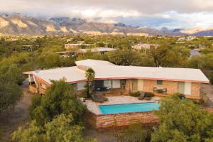 una vista aérea de una casa con piscina en Sierra Vista, en Tucson