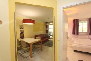 En eller flere senge i et værelse på strandnah, Ferienwohnung mit Sauna- und Schwimmbadnutzung - Strandresidenz Baabe FeWo1-29 + 13 billeder