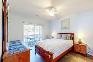 Schlafzimmer mit einem Bett und einem Fenster in der Unterkunft Sunset Paradise in Sunset Beach