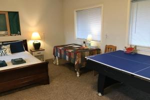 una habitación con mesa de ping pong y una habitación con ping pong en The Quintessa Cottage, en Clinton