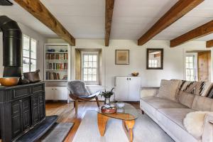 Et sittehjørne på The Accord Estate: Historic Stone House & Barn