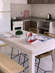 a kitchen with a white table in a kitchen at Acogedor apartamento en Canning in Canning