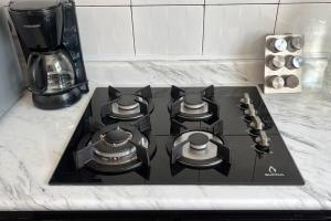 ein Kochfeld mit vier Brennern auf einer Küchentheke in der Unterkunft Renta casa nueva Oaxtepec in Oaxtepec