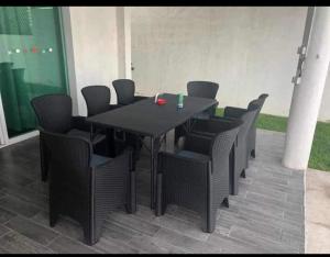 ein schwarzer Tisch und Stühle in einem Zimmer in der Unterkunft Renta casa nueva Oaxtepec in Oaxtepec + 31 Fotos