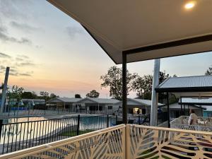 uitzicht op een park met tafels en stoelen bij Lake Tinaroo Holiday Park in Tinaroo