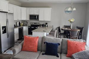ein Wohnzimmer mit einem Sofa und einer Küche in der Unterkunft Charming & Spacious 3BR House in Concord