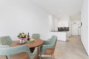 a kitchen and dining room with a table and chairs at Premium SmartApart mit Smarthome zentral modern 24h-check-in in Tettnang