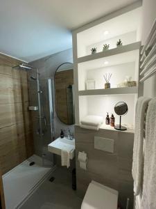 ein Badezimmer mit Dusche und Waschbecken in der Unterkunft Haus Vier Jahreszeiten am See Vier Jahreszeiten - HS 221 in Goslar