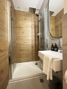 ein Badezimmer mit Dusche und Waschbecken in der Unterkunft Haus Vier Jahreszeiten am See Vier Jahreszeiten - HS 221 in Goslar + 19 Fotos