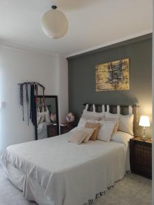 1 dormitorio con 1 cama blanca grande en una habitación en Departamento Alvear 388 en Salta