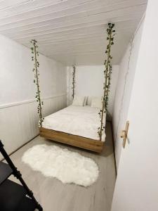 LongevesにあるMaison Damourのスイングベッド1台が備わる客室です。