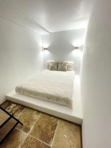 LongevesにあるMaison Damourの白い部屋のベッド1台(枕2つ付)