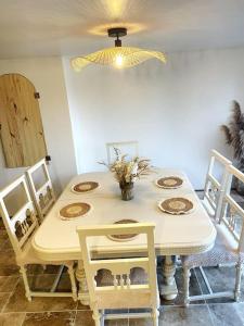 LongevesにあるMaison Damourの椅子とダイニングテーブル、そして黄色い天井