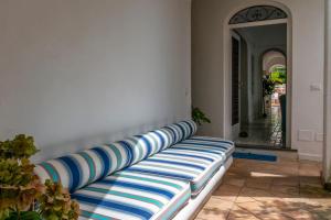 una fila de almohadas azules y blancas en una pared en Beautiful Villa with View in the heart of Capri, en Capri