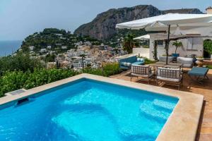 una piscina con vista a la ciudad en Beautiful Villa with View in the heart of Capri, en Capri