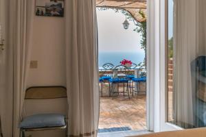 una puerta a un patio con vistas al océano en Beautiful Villa with View in the heart of Capri, en Capri