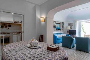 Una sala de estar con una mesa y un dormitorio. en Beautiful Villa with View in the heart of Capri, en Capri 53 fotos más