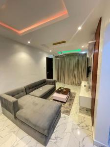 uma sala de estar com um sofá e uma mesa em Deemich Maison 2bed apartment. em Lagos
