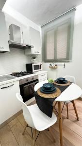 Een keuken of kitchenette bij Lætitia Cottage Apartment